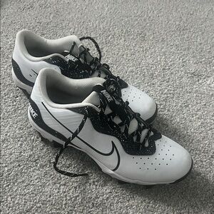 Nike Men’s White and Black Athletic Cleats with Speckled Lacing
